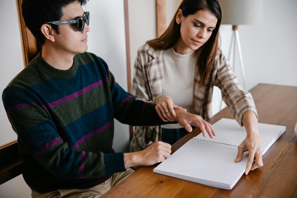 inclusão de pessoas com deficiência, diversidade no ambiente de trabalho, cursos de inclusão, Qualifica Cursos, políticas inclusivas, cultura organizacional, benefícios da diversidade, conformidade legal, incentivos fiscais, diversidade, equidade, inclusão