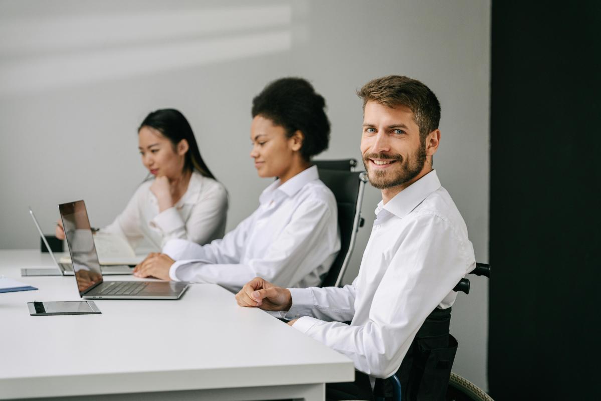 inclusão de pessoas com deficiência, diversidade no ambiente de trabalho, cursos de inclusão, Qualifica Cursos, políticas inclusivas, cultura organizacional, benefícios da diversidade, conformidade legal, incentivos fiscais, diversidade, equidade, inclusão