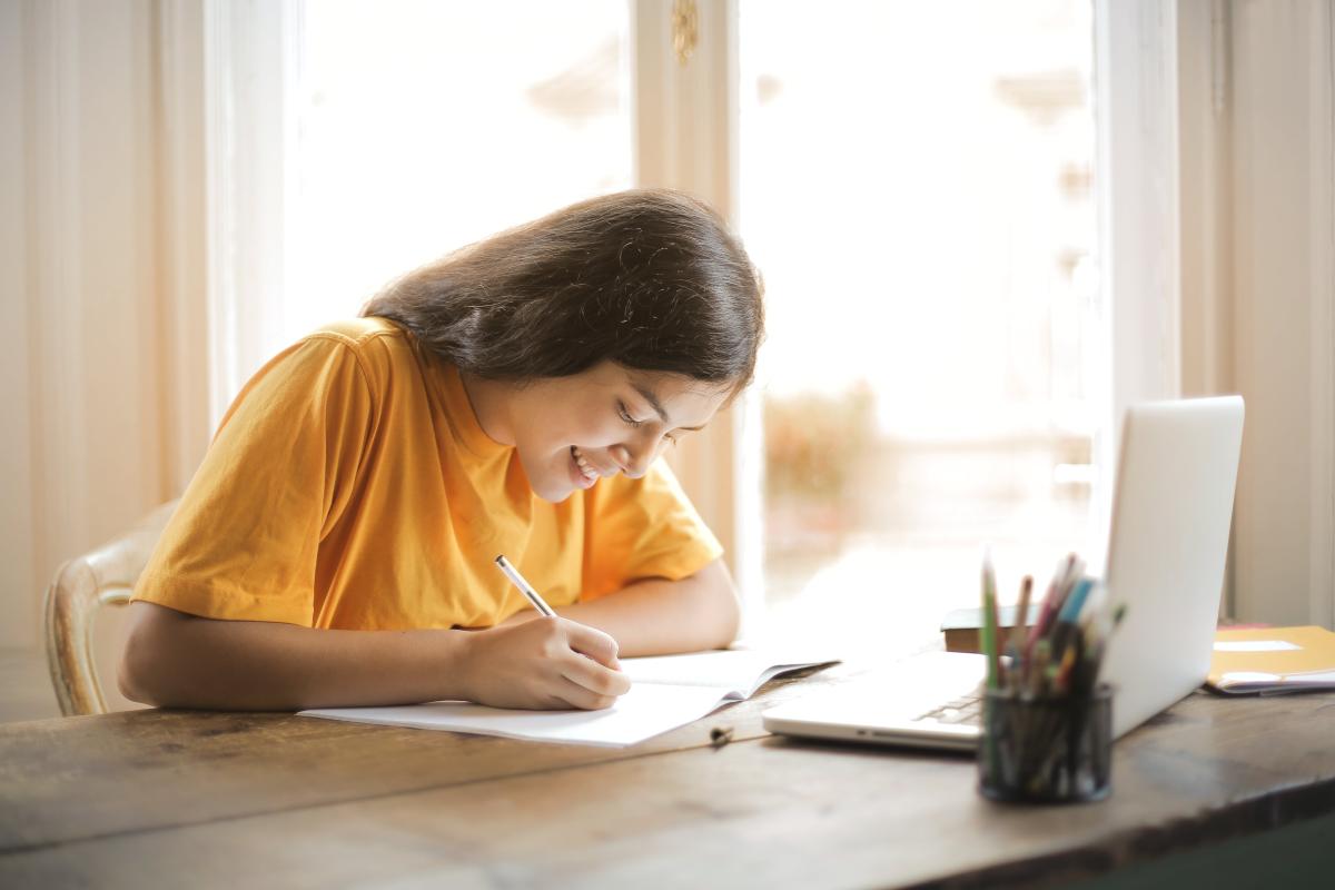 certificados de conclusão, qualificação profissional, perfil no LinkedIn, mercado de trabalho, Qualifica Cursos, campanha Qualifica Tudo 2024, desenvolvimento profissional, educação contínua