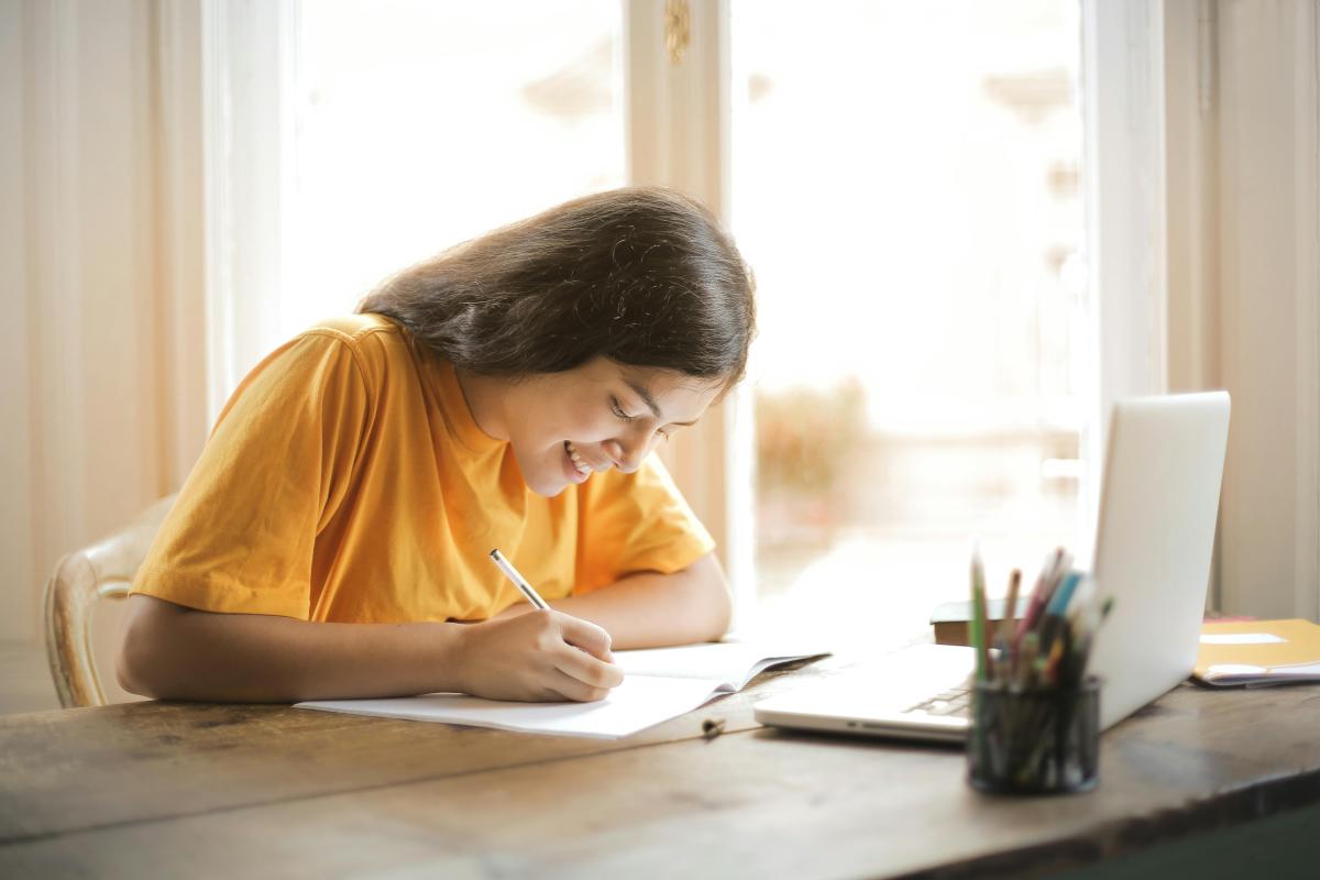 curso gratuito de comunicação, liderança, transformação de carreira, Qualifica, Quero Meu Qualifica de Graça, educação de qualidade, desenvolvimento de competências, MBA Liderança para o Futuro, Faculdade Arnaldo, técnicas de comunicação persuasiva, acesso gratuito a cursos, promoção da educação contínua, parcerias educacionais, inclusão educacional, desenvolvimento profissional