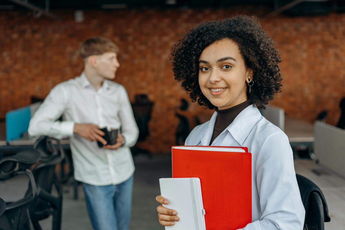 Influência Pessoal, Desenvolvimento de Carreira, Técnicas de Marketing Pessoal, Comunicação e Apresentação Pessoal, Curso de Influência Pessoal, Estratégias de Persuasão, Inteligência Emocional no Trabalho, Primeira Impressão e Sucesso Profissional, Autoapresentação Efetiva, Liderança e Influência, Maximizando Impacto Profissional, Aprimoramento de Competências, Qualifica Cursos Online, Campanha Qualifica Tudo, Prêmios de Incentivo ao Estudo, Aprendizado Interativo e Prático, Gestão de Emoções no Ambiente de Trabalho, Sucesso Acadêmico e Profissional, Valorização de Qualidades e Competências, Construção de Rede de Contatos